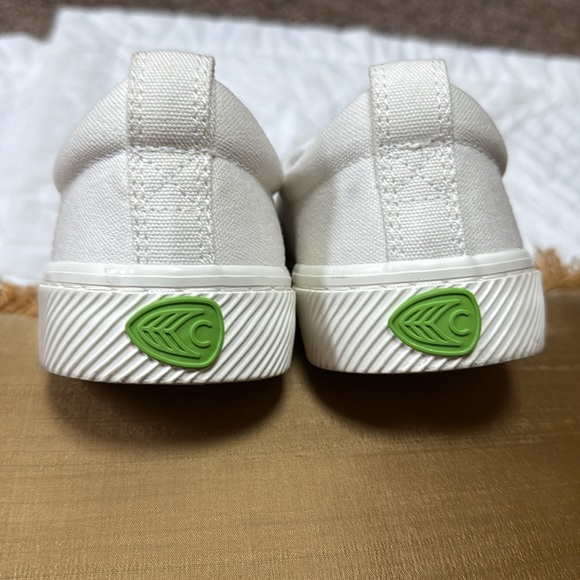 Cariuma Off White Canvas Sneakers 9 Women / 7.5 Men - Picture 9 of 12